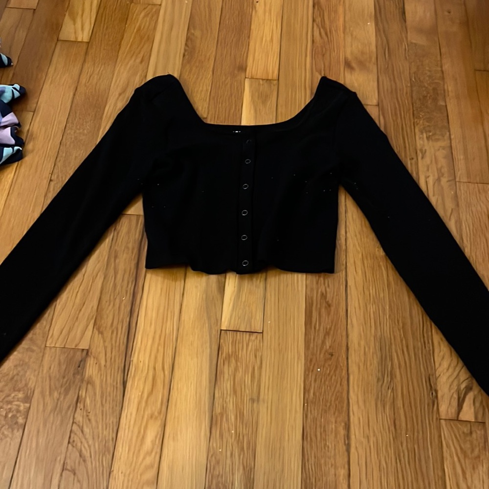long sleeve black cropped shirt